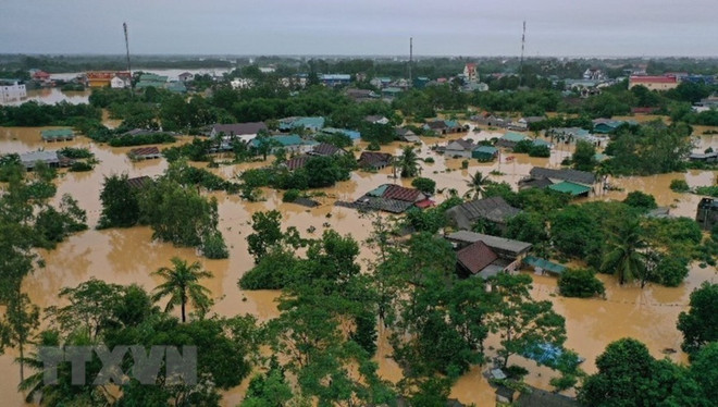 Hình ảnh lũ lớn trên sông Hiếu gây ngập diện rộng tại khu vực huyện Cam Lộ, tỉnh Quảng Trị. (Ảnh: Hồ Cầu/TTXVN) Lãnh đạo Tổng cục Môi trường: 'Nỗi lo sau lũ là ô nhiễm môi trường' ảnh 2