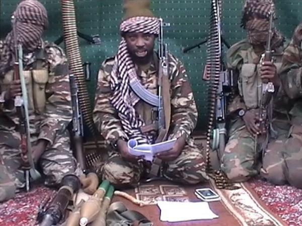 Phiến quân Boko Haram tại địa điểm bí mật ở Nigieria. (Nguồn: AFP/TTXVN) Nigeria đề nghị gia hạn tình trạng khẩn cấp ở miền Đông Bắc ảnh 1