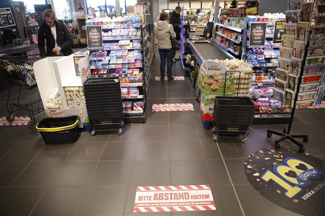 Người dân mua sắm tại siêu thị ở Berlin, Đức. (Ảnh: AFP/TTXVN) Lạm phát tại Đức lên mức kỷ lục 10,4% trong tháng 10 ảnh 1