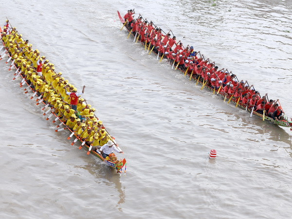 Tưng bừng giải đua ghe ngo của đồng bào Khmer Nam Bộ ảnh 1