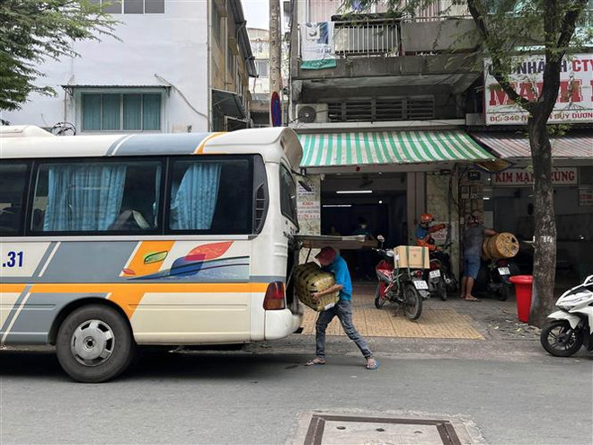 Một xe ôtô khách giao nhận hàng hóa trước vị trí số 34C Nguyễn Duy Dương (quận 5), nơi được liệt kê là “xe dù, bến cóc”. (Ảnh: Tiến Lực/TTXVN) Tổng kiểm tra quản lý vận tải của Sở Giao thông Vận tải TP Hồ Chí Minh ảnh 1