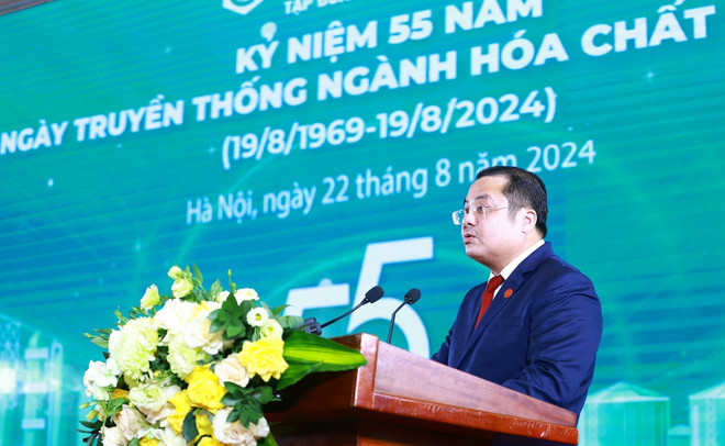 Chủ tịch Tập đoàn Hoá chất Việt Nam Phùng Quang Hiệp trình bày diễn văn kỷ niệm. (Ảnh: Dương Giang/TTXVN) TTXVN_2208Thutuong8.jpg