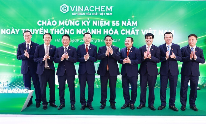 Thủ tướng Phạm Minh Chính với lãnh đạo Tập đoàn Hóa chất Việt Nam. (Ảnh: Dương Giang/TTXVN) TTXVN_2208Thutuong3.jpg