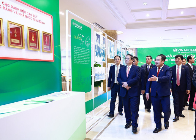 Thủ tướng Phạm Minh Chính tham quan Trưng bày hình ảnh 55 xây dựng và phát triển ngành Hóa chất Việt Nam. (Ảnh: Dương Giang/TTXVN) TTXVN_2208Thutuong1.jpg