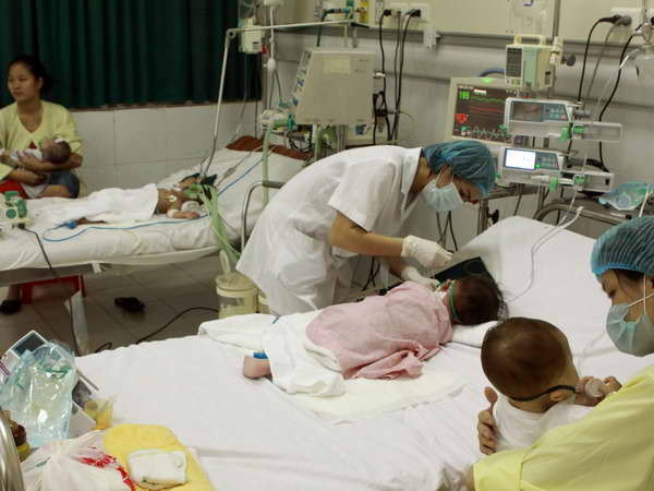 Nhiều địa phương tổ chức các đợt tiêm vét vắcxin sởi ảnh 1