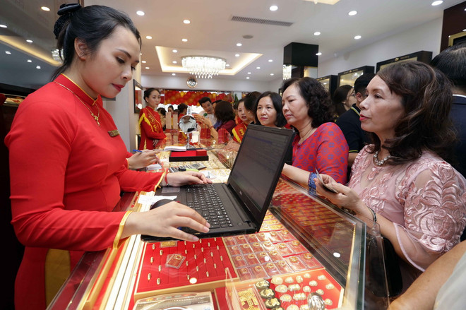 Mua bán vàng tại Công ty vàng Bảo Tín Mạnh Hải. (Ảnh: Trần Việt/TTXVN) gia vang giam.jpg