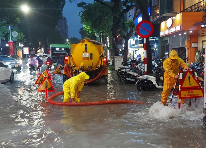 Thói quen đổ chất béo, dầu ăn thừa xuống hệ thống thoát nước là một trong những nguyên nhân chính gây nên tình trạng tắc cống, khiến hệ thống xử lý nước thải hoạt động trì trệ, kém hiệu quả. (Ảnh minh họa: TTXVN phát) Ha noi mua ngap nhieu diem.jpg