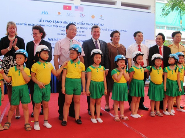 Chính phủ Hoa Kỳ trao tặng 25.000 mũ bảo hiểm cho trẻ em Việt Nam ảnh 1