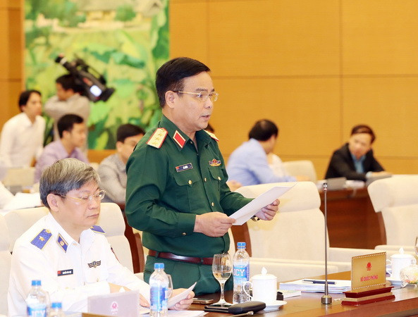 Thượng tướng Lê Chiêm, Thứ trưởng Bộ Quốc phòng thừa ủy quyền của Thủ tướng Chính phủ đọc Tờ trình dự án Luật Cảnh sát biển Việt Nam. (Ảnh: Trọng Đức/TTXVN) Khai mạc Phiên họp thứ 23 của Ủy ban Thường vụ Quốc hội ảnh 3