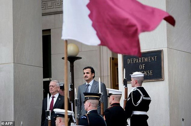 Quốc vương Qatar Emir Sheikh Tamim bin Hamad Al Thani (phải) gặp Bộ trưởng Quốc phòng Mỹ Jim Mattis tại Lầu Năm Góc ngày 9/4. (Nguồn: AFP) Mỹ phê chuẩn thương vụ bán tên lửa trị giá 300 triệu USD cho Qatar ảnh 1