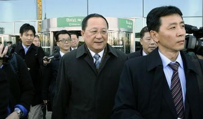 Bộ trưởng Ngoại giao Triều Tiên Ri Yong-ho (giữa) tới sân bay ở ngoại ô Moskva, Nga ngày 9/4. (Nguồn: Kyodo/TTXVN) Ngoại trưởng Triều Tiên có cuộc gặp hiếm hoi với Ngoại trưởng Nga ảnh 1