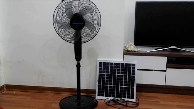 Nắng nóng, người dân đổ xô đi mua quạt dùng pin năng lượng Mặt Trời ảnh 1