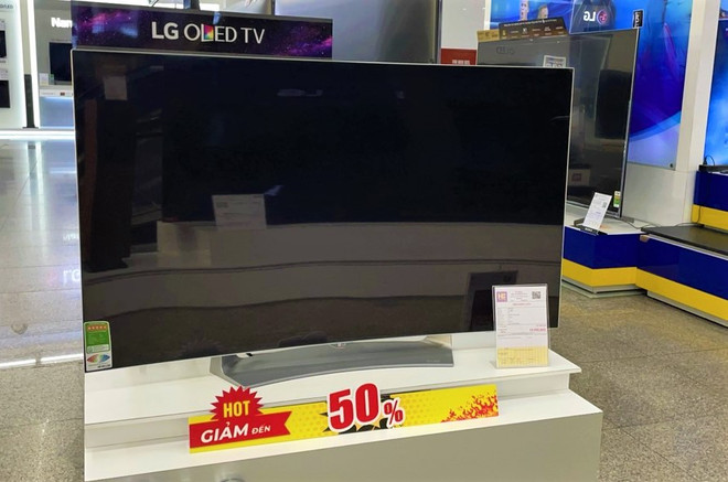 Các siêu thị điện máy đua nhau giảm giá sốc tivi đón mùa bóng Euro ảnh 2