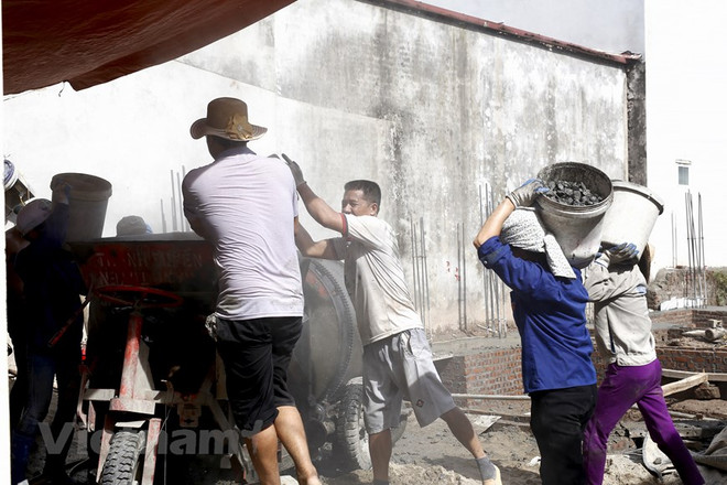 Người lao động Hà Nội vất vả mưu sinh dưới cái nắng gay gắt mùa Hè ảnh 1