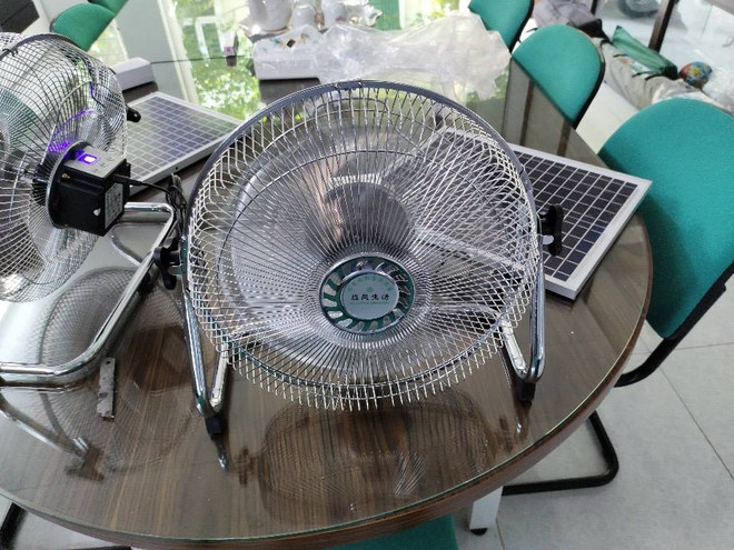 Nắng nóng, người dân đổ xô đi mua quạt dùng pin năng lượng Mặt Trời ảnh 3