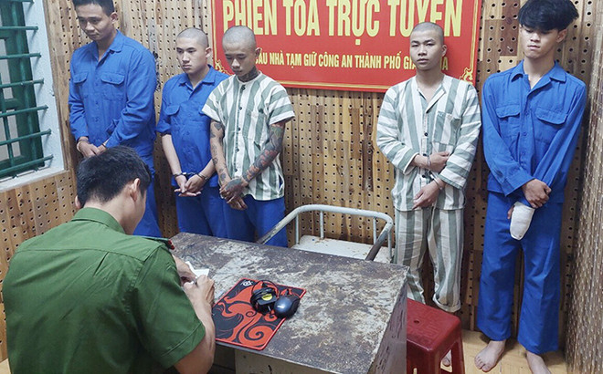 Các đối tượng tại cơ quan điều tra. (Nguồn: Báo Công an Nhân dân) Khởi tố 5 đối tượng bắt giữ người trái phép, cưỡng đoạt tài sản ảnh 1