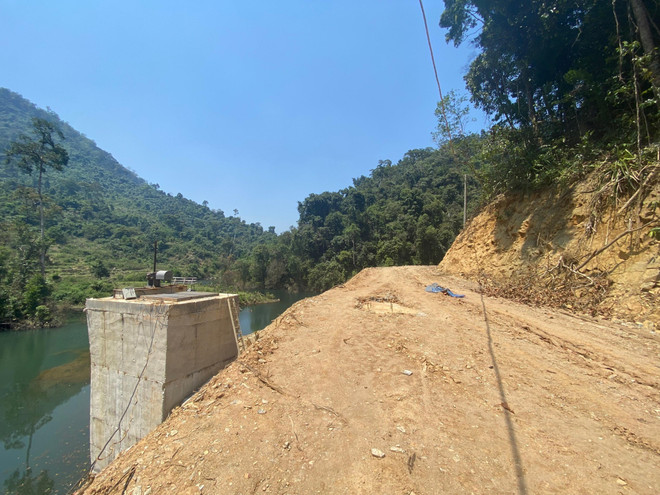 Lấn chiếm, hủy hoại rừng phòng hộ để mở đường thi công dự án ảnh 1