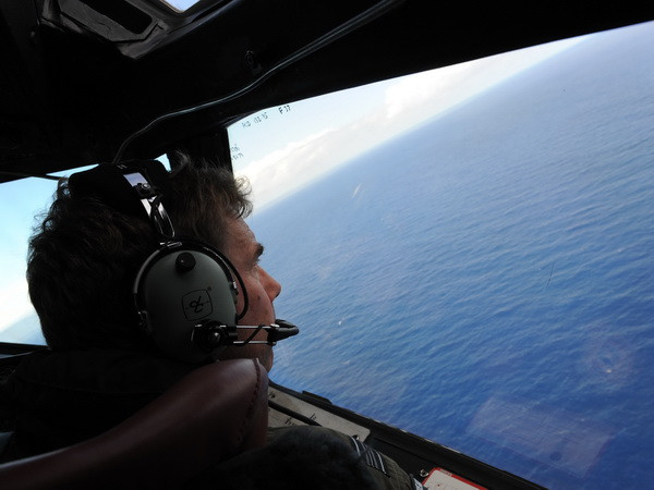 Máy bay P-3K2-Orion của không lực Hoàng gia New Zealand tham gia tìm kiếm máy bay mất tích MH370 ở ngoài khơi Perth ngày 13/4. (Nguồn: AFP/TTXVN) Xuất hiện giả thiết mới cho rằng chính Mỹ đã bắn rơi máy bay MH370 ảnh 1