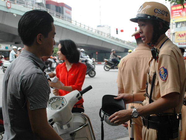 Hà Nội xử phạt và nhắc nhở 456 người đội mũ bảo hiểm “rởm” ảnh 1