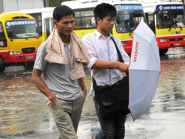 Sĩ tử đổ dồn về Hà Nội trước ngày làm thủ tục thi đại học ảnh 4