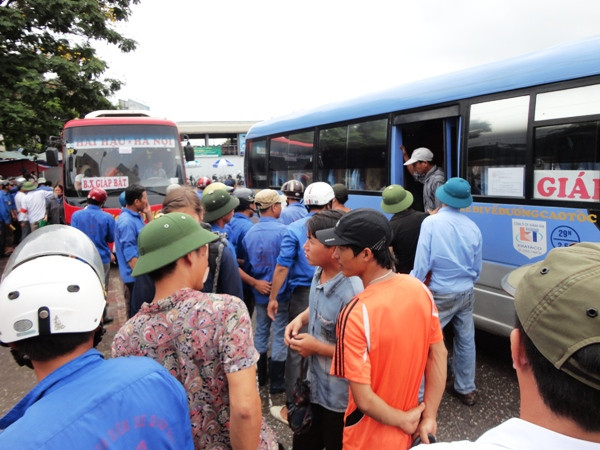 Sĩ tử đổ dồn về Hà Nội trước ngày làm thủ tục thi đại học ảnh 2