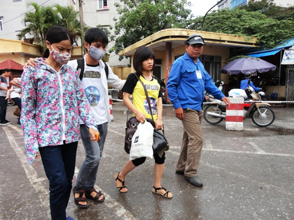 Sĩ tử đổ dồn về Hà Nội trước ngày làm thủ tục thi đại học ảnh 5