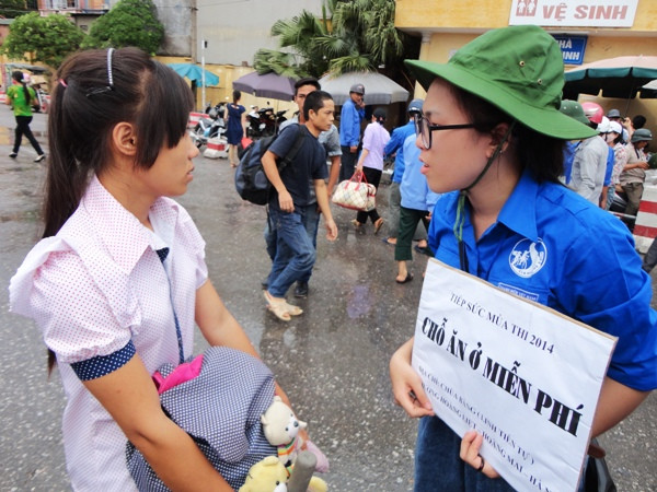 Sĩ tử đổ dồn về Hà Nội trước ngày làm thủ tục thi đại học ảnh 6