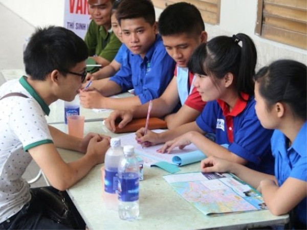 Sĩ tử đổ dồn về Hà Nội trước ngày làm thủ tục thi đại học ảnh 7