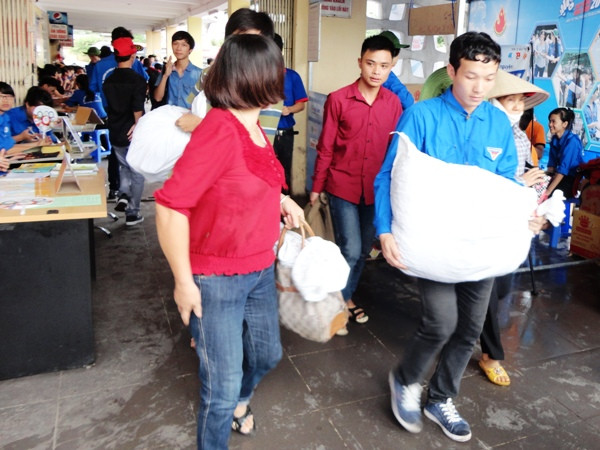 Sĩ tử đổ dồn về Hà Nội trước ngày làm thủ tục thi đại học ảnh 9