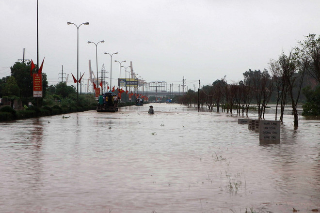 Các tỉnh miền Bắc khẩn trương khắc phục sự cố điện do mưa lớn ảnh 1