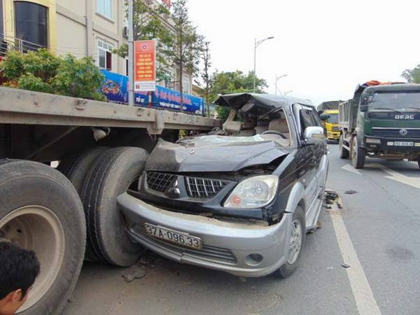 Thanh Hóa: Xe 7 chỗ đâm đuôi xe đầu kéo, 7 người thương vong ảnh 1