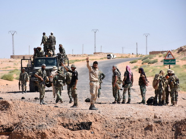 Lực lượng chính phủ Syria bao vây căn cứ Mỹ tại cửa khẩu ảnh 1