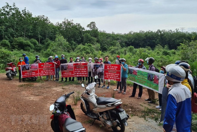 Người dân căng băngrôn, phát loa để đòi tiền đã mua đất trước đó tại dự án An Điền, thị xã Bến Cát, tỉnh Bình Dương. (Ảnh: TTXVN) Bộ Xây dựng: Chủ động sàng lọc dự án treo, xử lý nghiêm dự án lừa đảo ảnh 1