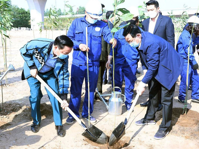 Bí thư Thành ủy Hà Nội Vương Đình Huệ và Bộ trưởng Bộ Tài nguyên và Môi trường Trần Hồng Hà cùng trồng cây hưởng ứng phát động Tết trồng cây đời đời nhớ ơn Bác Hồ - Xuân Tân Sửu 2021. (Ảnh: KT/Vietnam+) Xây dựng dữ liệu bản đồ cây Việt Nam thông qua ứng dụng công nghệ 4.0 ảnh 1