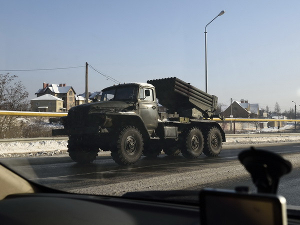 Bệ phóng tên lửa Katyusha tại quận Makievsky, thành phố Donetsk, miền Đông Ukraine ngày 3/12. (Nguồn: AFP/TTXVN) Nga cáo buộc NATO ép Ukraine từ bỏ quy chế không liên kết ảnh 1