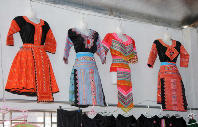 Bảo tồn và phát huy nghề thêu, may trang phục dân tộc Mông ở Vân Hồ ảnh 1