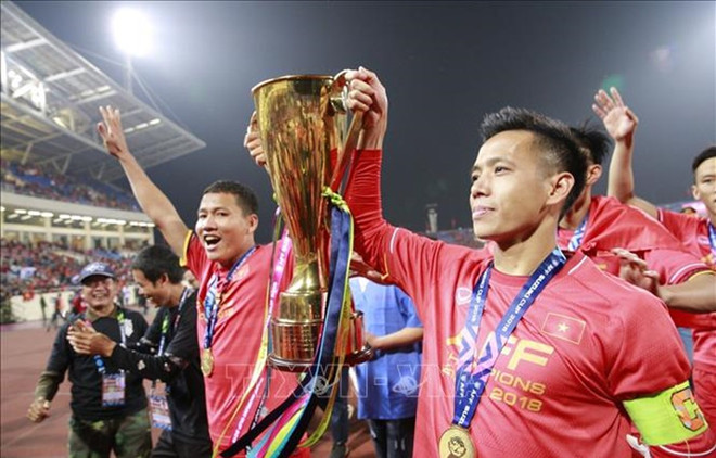 Văn Quyết cùng đội tuyển Việt Nam vô địch AFF Cup 2018. (Ảnh: TTXVN) Văn Quyết: 'Thành tích tập thể luôn là giải thưởng danh giá nhất' ảnh 1