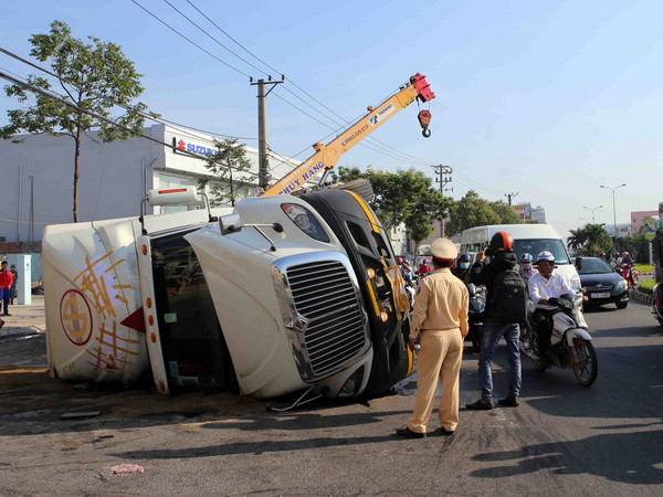Đà Nẵng: Xe container lật ngang, dầu nhớt chảy loang ra đường ảnh 1