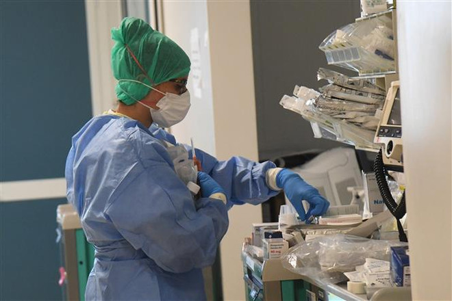 Nhân viên y tế làm việc tại bệnh viện điều trị cho bệnh nhân COVID-19 tại Bologna, Italy, ngày 15/4/2020. (Ảnh: THX/ TTXVN) Ứng phó COVID-19: Vài tuần tới là thời điểm quan trọng của châu Âu ảnh 1