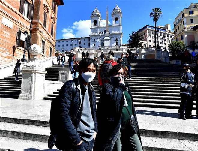 Người dân và du khách đeo khẩu trang phòng lây nhiễm COVID-19 tại Venice, Italy, ngày 8/3. (Ảnh: AFP/TTXVN) Italy: Thận trọng trở lại cuộc sống thường nhật sau 5 tuần phong tỏa ảnh 1