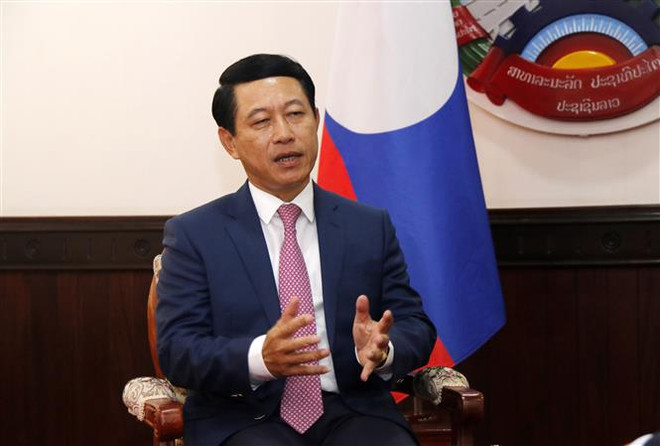 Phó Thủ tướng, Bộ trưởng Ngoại giao Lào Saleumxay Kommasith trả lời phỏng vấn. (Ảnh: Bá Thành/TTXVN) Hợp tác đặc biệt Việt-Lào mang lại lợi ích thiết thực cho người dân ảnh 1