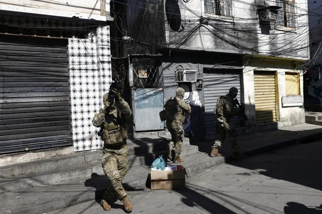 Cảnh sát Brazil truy quét tội phạm. (Nguồn: Reuters) Cảnh sát Brazil truy quét băng nhóm tội phạm, 9 đối tượng bị tiêu diệt ảnh 1