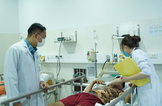 Bác sỹBệnh viện Chợ Rẫy và Bệnh viện Nhi đồng 2 thăm khám cho bệnh nhi ngộ độc Botulinum. (Ảnh: TTXVN phát) Kết quả điều tra 3 vụ nghi ngộ độc Botulinum tại Thành phố Hồ Chí Minh ảnh 1
