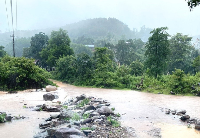 Nước lũ dâng gây ngập, chia cắt cục bộ thôn bản ở Quảng Bình ảnh 2