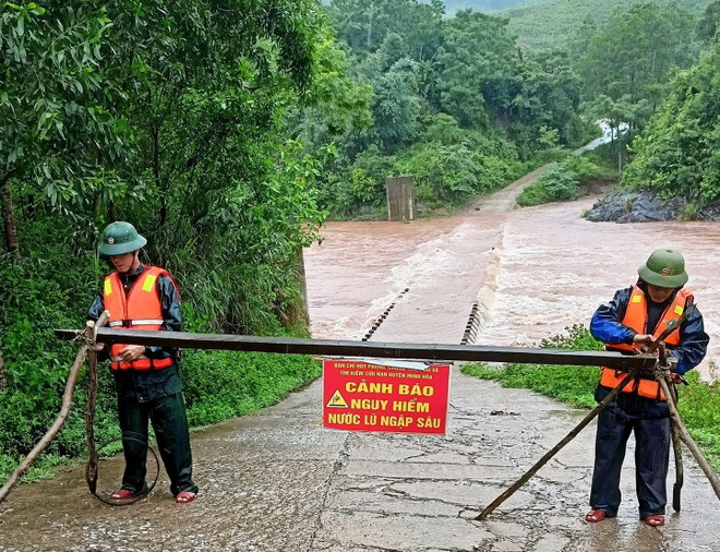 Nước lũ dâng gây ngập, chia cắt cục bộ thôn bản ở Quảng Bình ảnh 1
