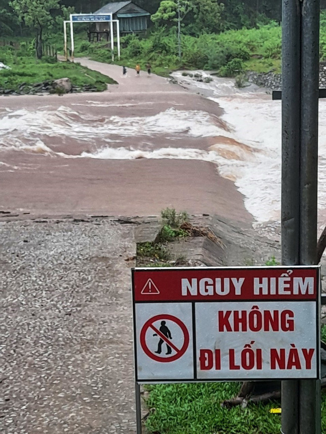 Nước lũ dâng gây ngập, chia cắt cục bộ thôn bản ở Quảng Bình ảnh 3