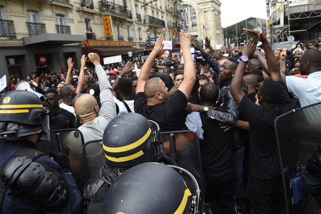 Lo ngại bạo loạn, Pháp cấm bán pháo hoa dịp Lễ Quốc khánh 14/7 ảnh 1