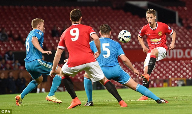 Adnan Januzaj tỏa sáng với hat-trick cho Manchester United ảnh 1