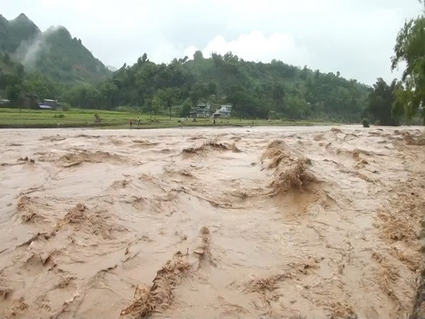 Đợt mưa lũ 10-11/10 đã khiến 20 người chết, 12 người mất tích ảnh 2