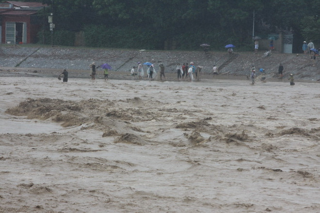 Đợt mưa lũ 10-11/10 đã khiến 20 người chết, 12 người mất tích ảnh 1